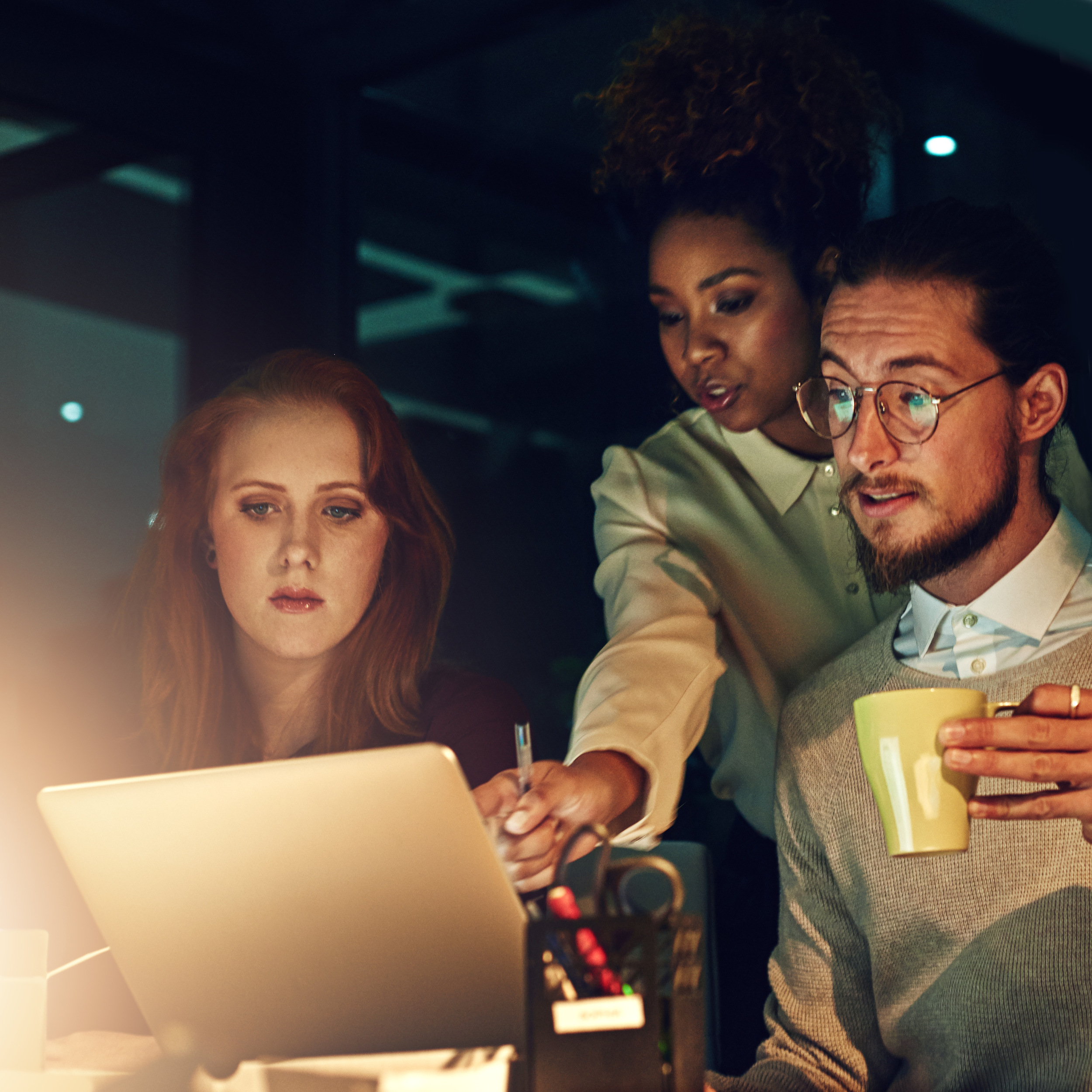 Site profissional por assinatura 33 training late night team with laptop mentor planning idea design startup project teamwork overtime diversity men women computer brainstorming coaching creative agency